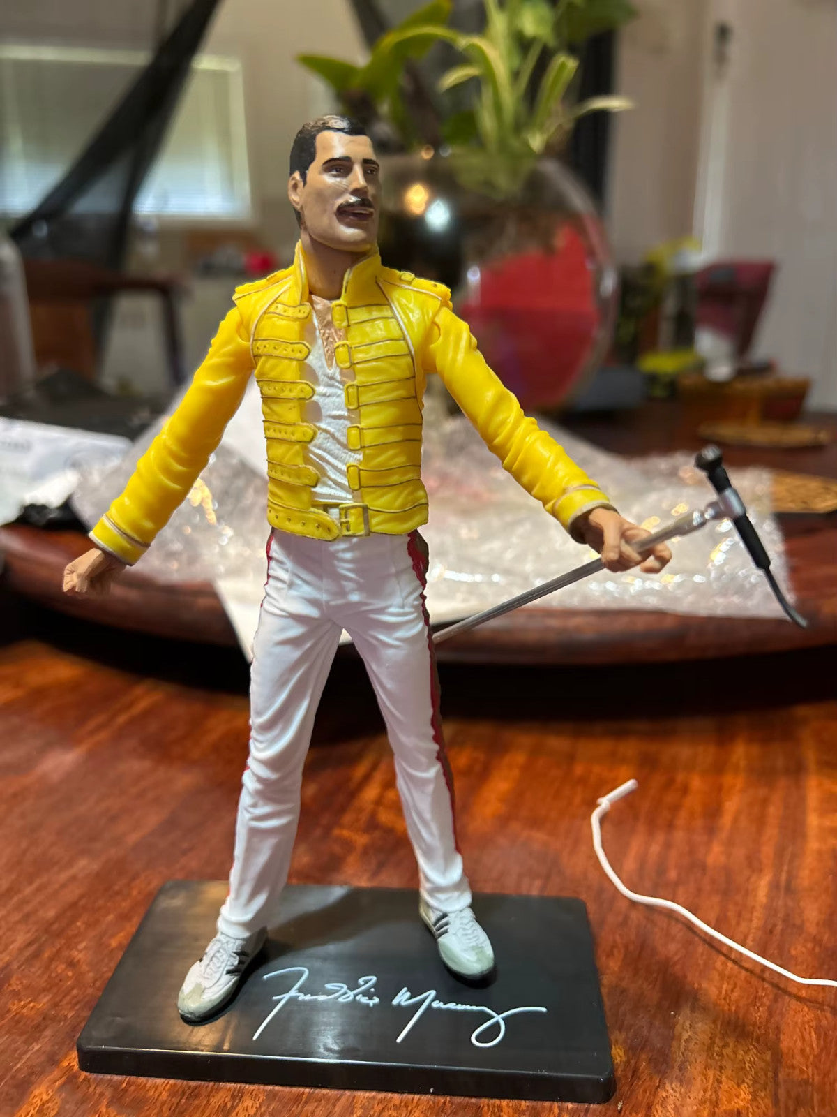 ✅QUEEN FREDDIE MERCURY LIVE AT WEMBLEY STADIUM ACTION FIGURE  18 CM con scatola